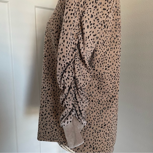 JANE & DELANCEY L/S Leopard Print Top, Size M - Picture 2 of 3